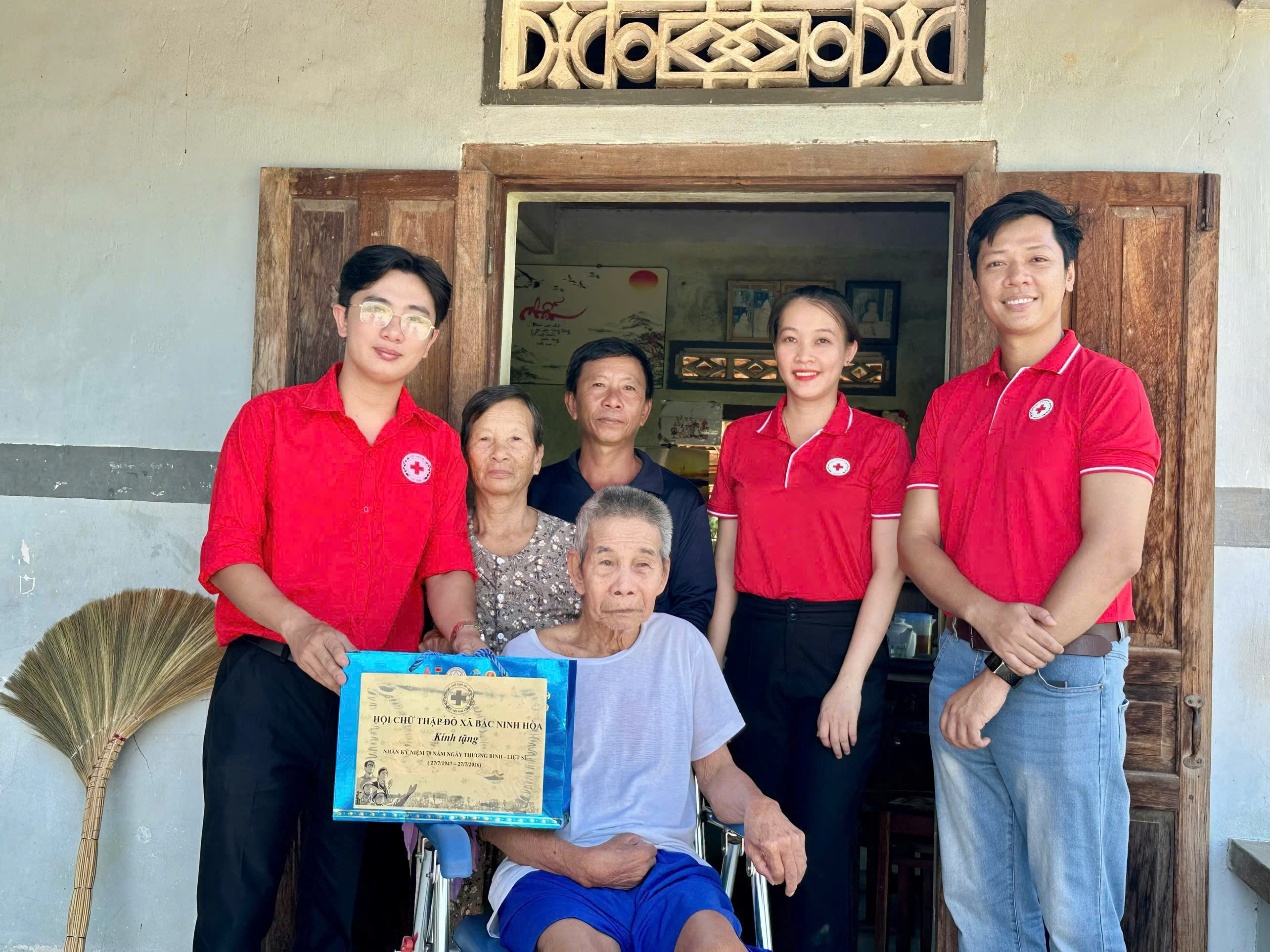 Hội Chữ thập đỏ xã Bắc Ninh Hòa thăm, tặng quà gia đình chính sách